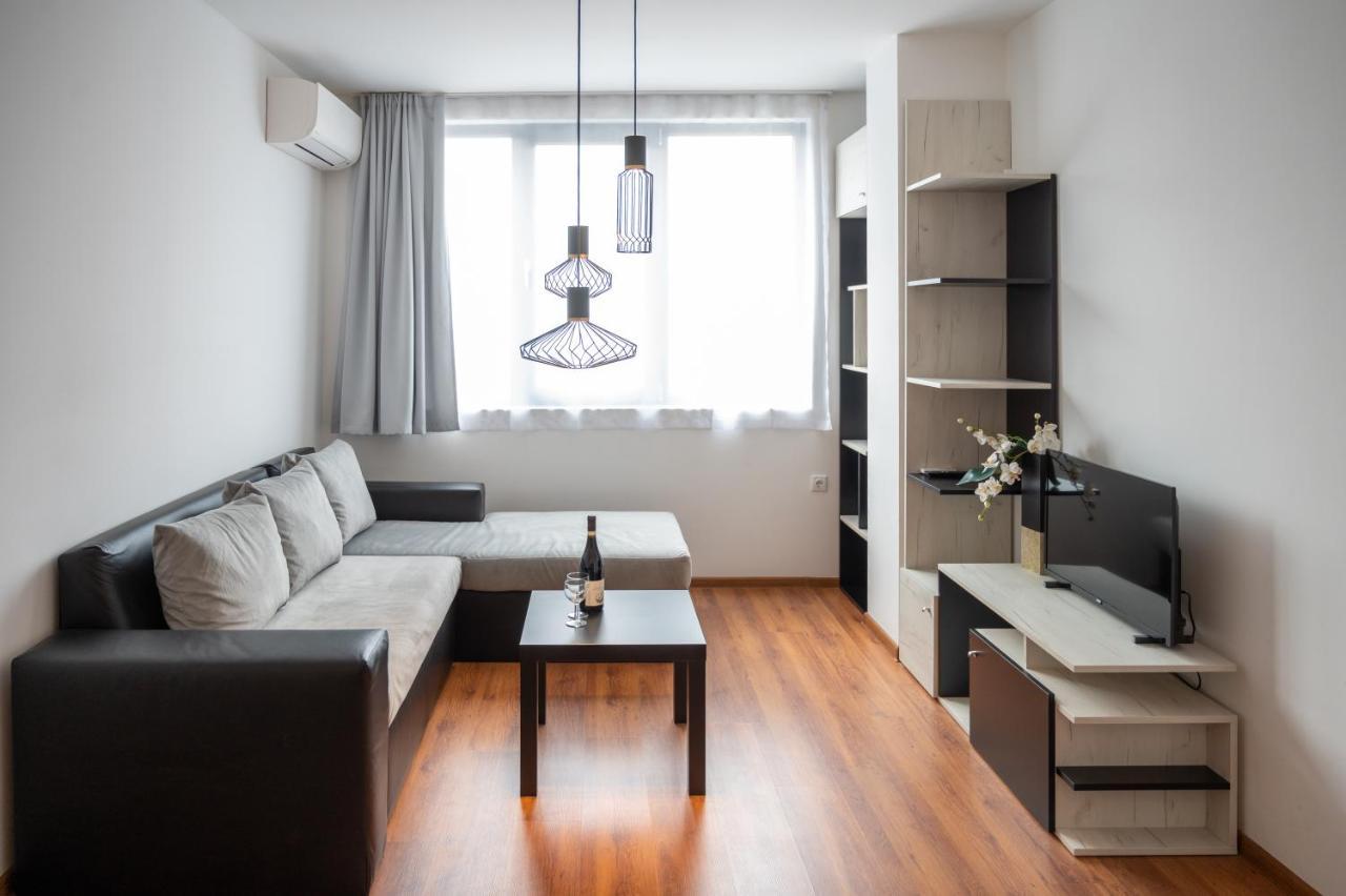 Sunny 1Bdr Apartment Near Center ソフィア エクステリア 写真