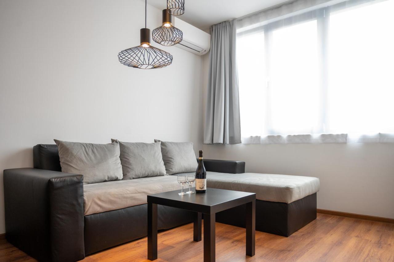 Sunny 1Bdr Apartment Near Center ソフィア エクステリア 写真