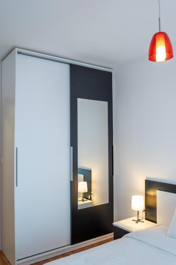 Sunny 1Bdr Apartment Near Center ソフィア エクステリア 写真