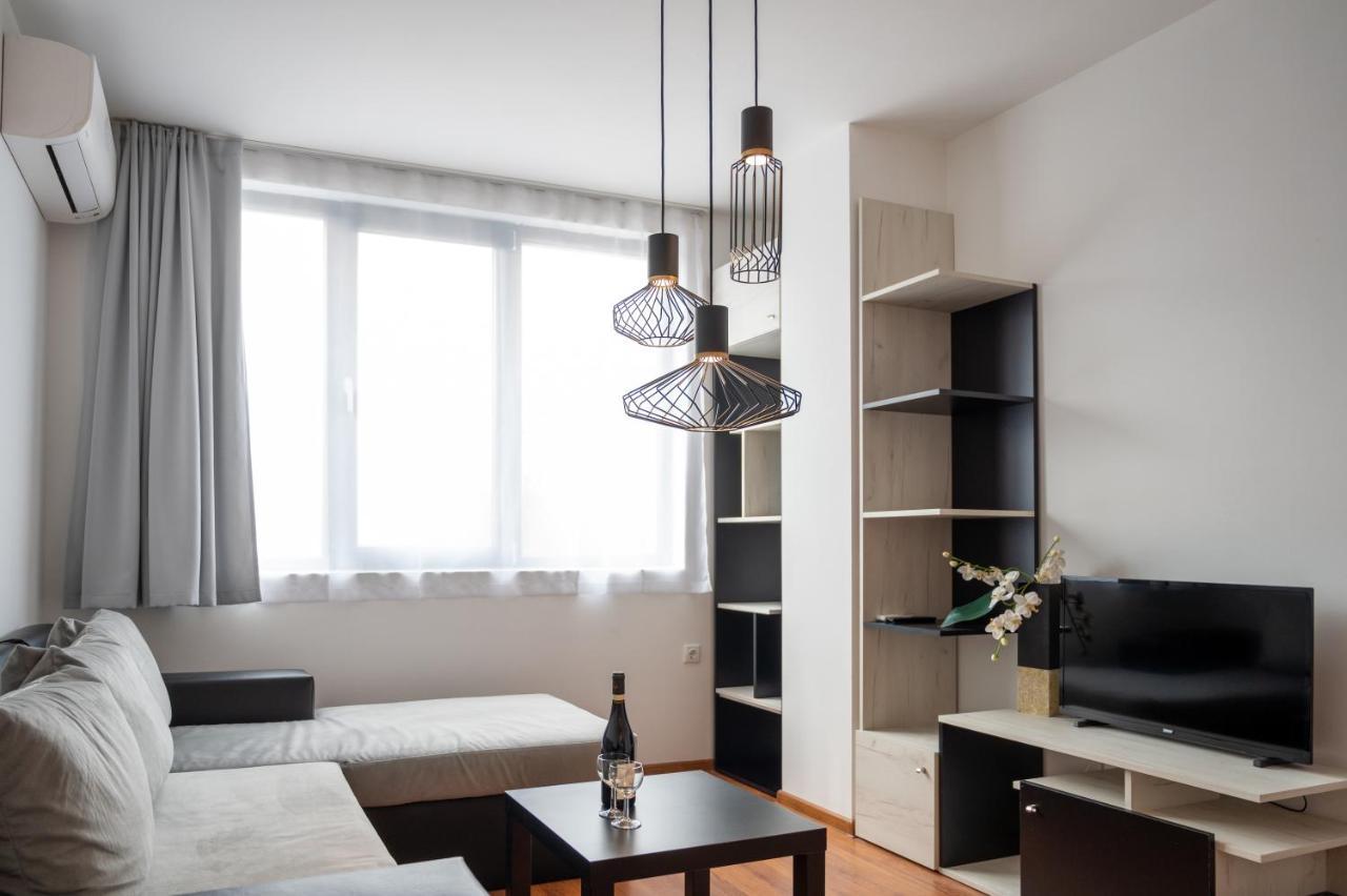 Sunny 1Bdr Apartment Near Center ソフィア エクステリア 写真