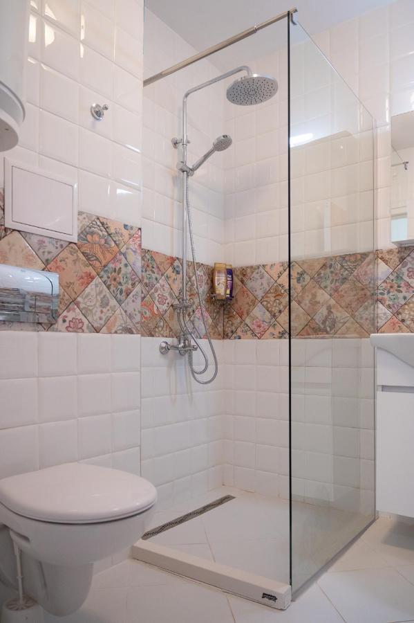 Sunny 1Bdr Apartment Near Center ソフィア エクステリア 写真
