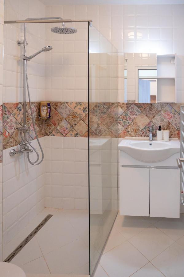 Sunny 1Bdr Apartment Near Center ソフィア エクステリア 写真