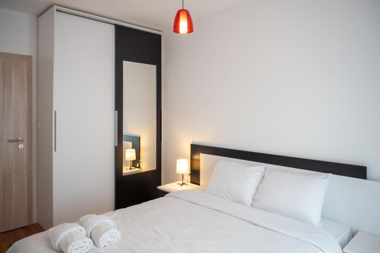 Sunny 1Bdr Apartment Near Center ソフィア エクステリア 写真