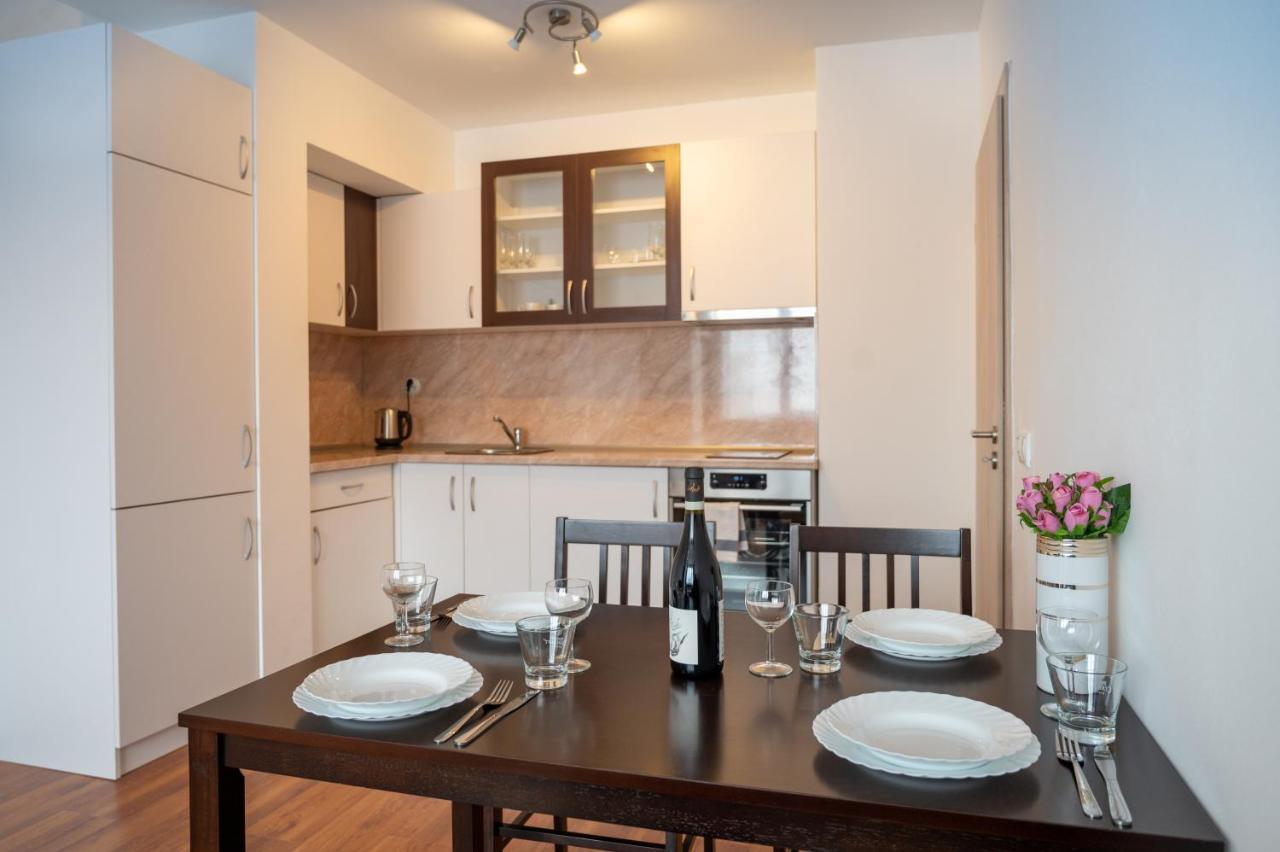 Sunny 1Bdr Apartment Near Center ソフィア エクステリア 写真