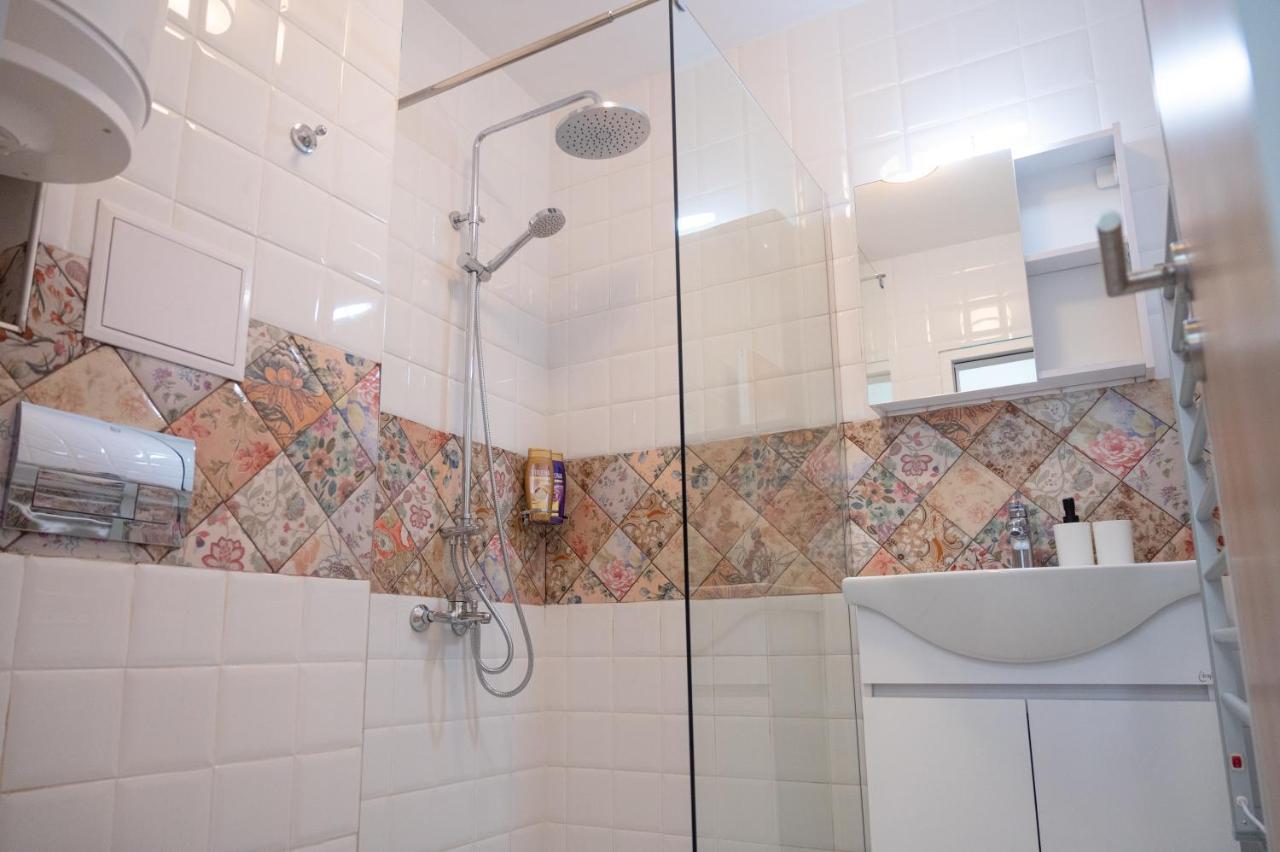 Sunny 1Bdr Apartment Near Center ソフィア エクステリア 写真