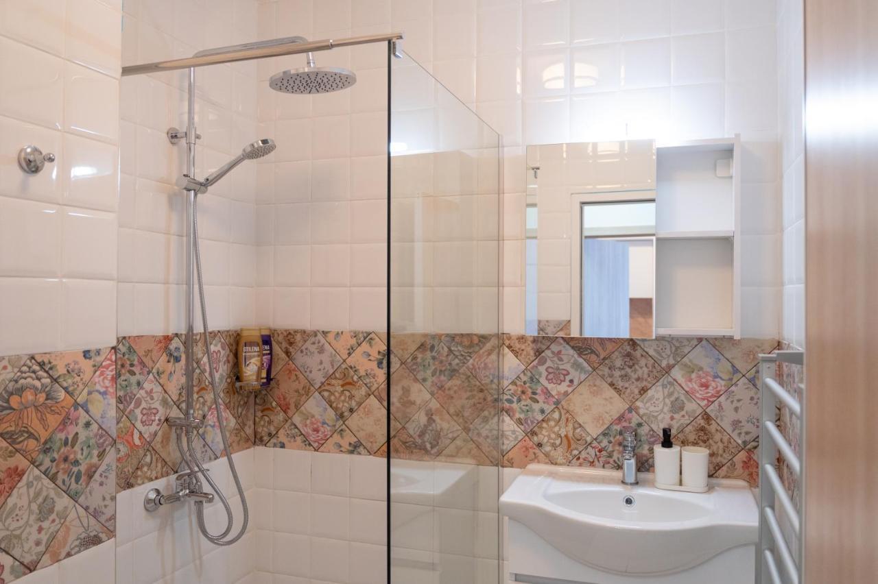 Sunny 1Bdr Apartment Near Center ソフィア エクステリア 写真